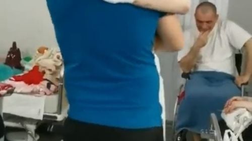 VIDEO Ucraina: O femeie care și-a pierdut picioarele în explozia unei mine s-a căsătorit în spital