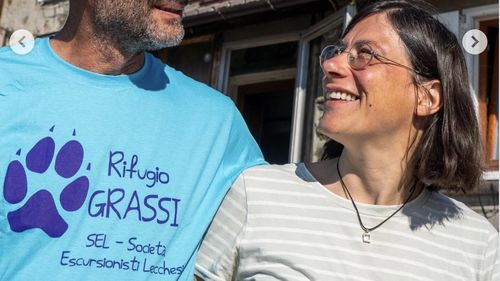O familie trăiește în Italia, la peste 2.000 de metri altitudine / Cei trei copii fac 2 ore până la școală, pe poteci montane / ”În oraș, nu i-aș lăsa niciodată fără un adult, dar munții sunt un mediu sigur”