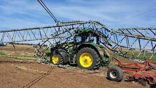 Un tractor a rupt un stâlp uriaș de curent și a pus în pericol alimentarea întregii regiuni Dobrogea / Linia, repusă în funcțiune