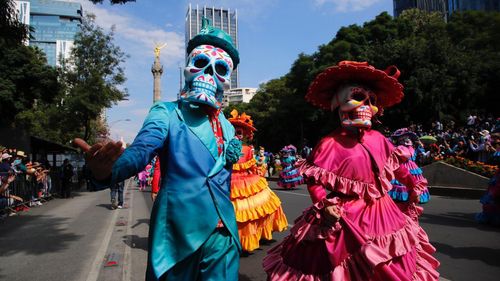 Peste un milion de persoane la parada de Ziua Morţilor din Mexic