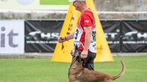 Sebastian Trenka și câinele Padme, reprezentanții României la Campionatul Mondial de Dresaj din Croația. "Ne-am calificat doi, dar un câine s-a accidentat și a fost nevoit să se retragă"