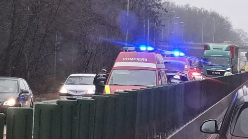 UPDATE Copac căzut peste o mașină în trafic, pe centura Bucureștiului: un copil și părinții lui au fost răniți / Alți arbori au căzut în Capitală: un pieton rănit, trei mașini și o țeavă de gaze avariate