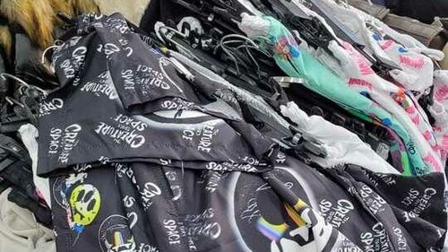 Îmbrăcăminte contrafăcută cu însemnele unor branduri de lux, retrasă de la vânzare în Vâlcea