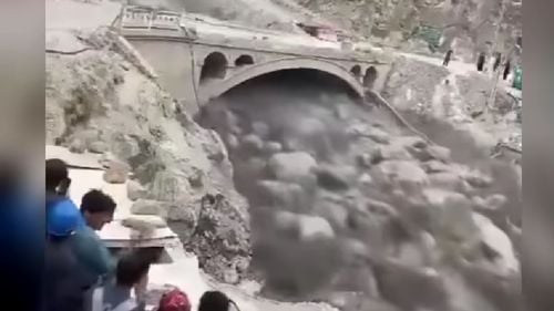 Un elicopter al armatei pakistaneze transportând şase persoane, printre care un ofiţer cu rang înalt, a dispărut în timpul unor operațiuni de salvare în timpul inundațiilor