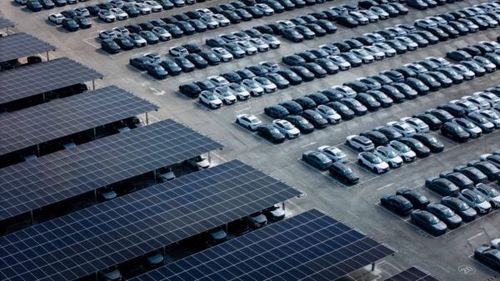 WSJ: Retragerea SUA din ambițiile privind vehiculele electrice se răspândește în întreaga lume / Realitatea dură îi obligă pe producătorii auto europeni să pună frână tranziției spre EV