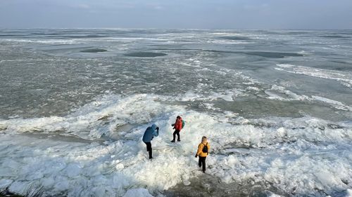 GALERIE FOTO A înghețat cel mai mare lac din România / Imagini spectaculoase cu gheața de pe Razelm și canalele sloi de la Jurilovca