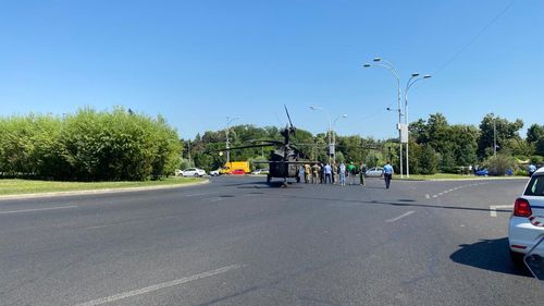Ambasada Suediei la București: Cine are prioritate în sensul giratoriu de la Aviatorilor? Elicopterul/autoturismul?