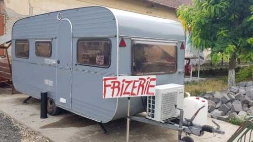 Adevărul.ro: Rulota - frizerie care merge după clienți prin satele din Timiş / O afacere care a costat doar 4.000 de euro