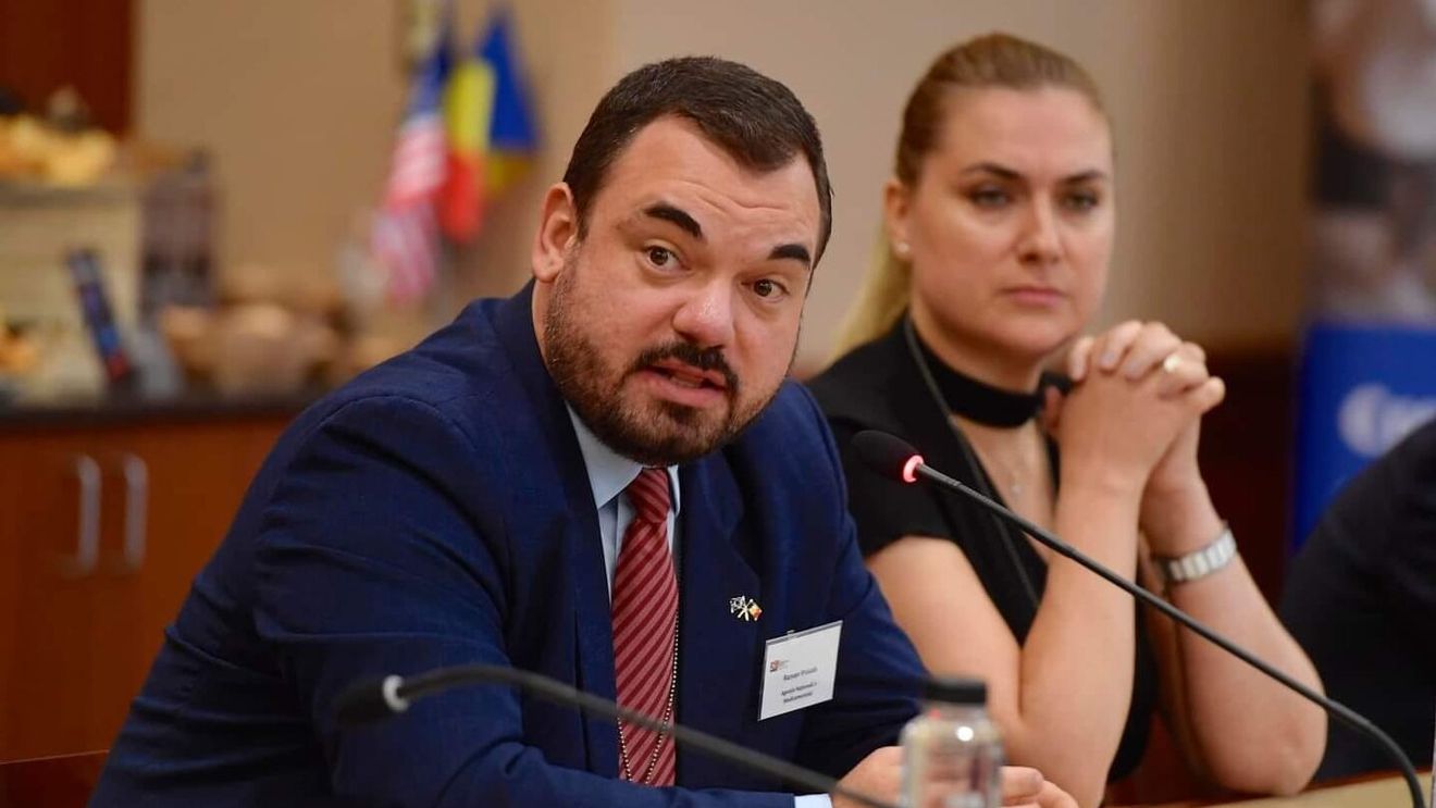 EXCLUSIV Nepotul lui Marcel Ciolacu și afacerile cu farmacii: Șeful Agenției Naționale a Medicamentului, numit în funcție de PSD după ce soția sa i-a făcut cadou cu câțiva ani în urmă o companie farmaceutică lui Mihai Cristian Ciolacu / Cum s-a născut un imperiu farmaceutic