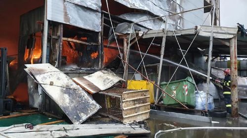 ISU Prahova, despre cauza incendiului de la Brazi: folosirea intenţionată sau din culpă a focului / S-a produs o explozie a unor butelii