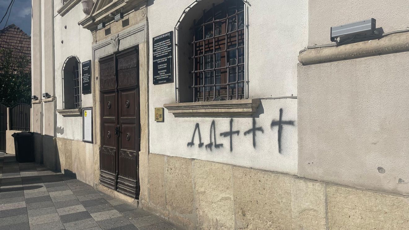 Sinagoga din Alba Iulia, vandalizată de persoane necunoscute / Președinta Comunității Evreiești din oraș: „Pentru noi nu înseamnă nimic”