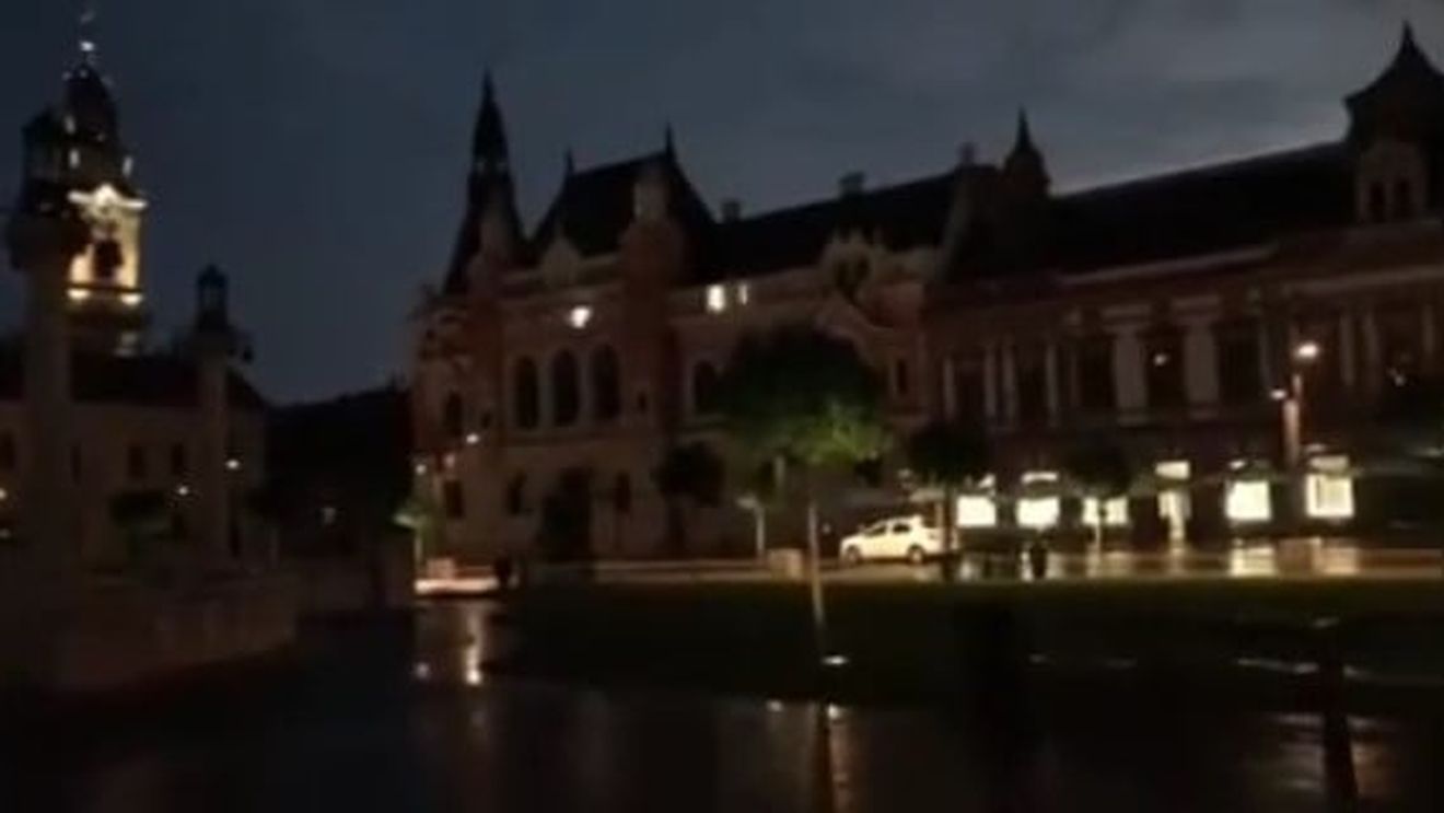 Imagini surprinse cu puțin timp înainte de declanşarea incendiului de la Palatul Episcopal din Oradea