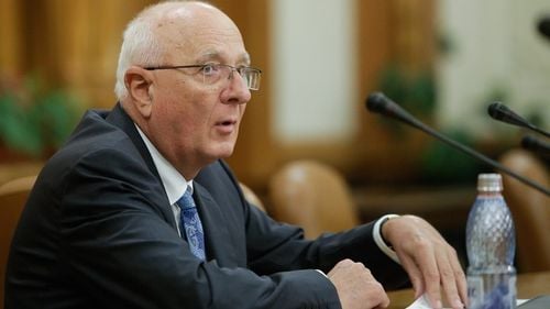 Fostul şef al ASF, Dan Radu Ruşanu, câştigă parţial procesul intentat statului după ce a fost arestat 7 luni şi apoi achitat. Ruşanu trebuie să fie despăgubit cu 70.000 de lei pentru onorariile avocaţilor din proces. El ceruse daune de 6,5 milioane de lei