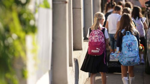 Programul Pedibus care încurajează copiii să meargă pe jos și care a fost început la Covasna, extins în aproape zece localităţi din ţară