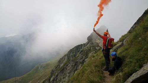 O acţiune de pregătire a salvamontiştilor, în Munţii Făgăraş, s-a transformat într-o intervenţie de salvare după ce aceştia au auzit strigăte de ajutor