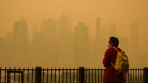 VIDEO New York, sub ceață portocalie după incendiile de vegetație din Canada/ Aerul este aproape irespirabil în metropola americană: „Nici măcar nu poţi vedea Statuia Libertăţii”