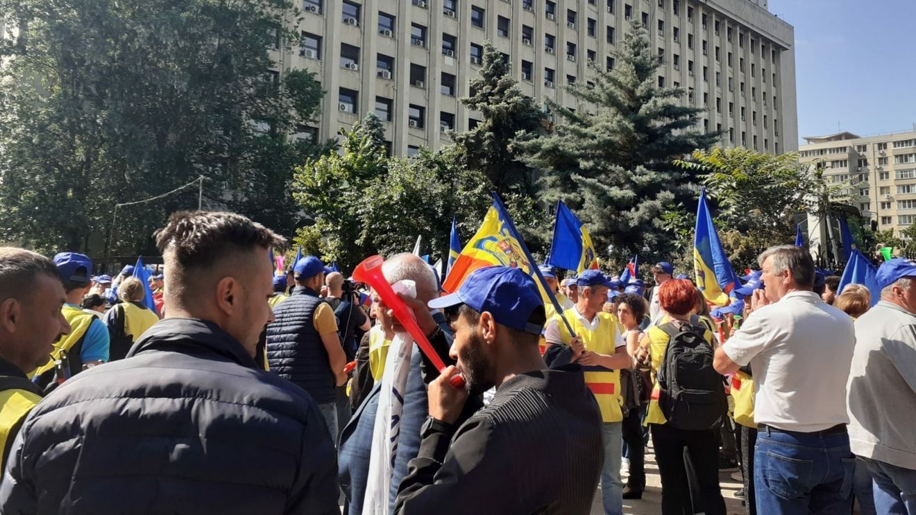 Miting de protest iniţiat de Federaţia Sindicatelor Transportatorilor Feroviari/ Sunt nemulțumiți de noua Lege a pensiilor / ”Prejudiciază în mod nedrept pensionarii din condiţii deosebite sau speciale de muncă”