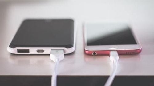 500 de telefoane mobile de 850.000 de euro pentru 100 de angajați ai Primăriei Cisnădie (Sibiu) / Fostul primar e amenințat de noul primar cu dosare penale:  „Cum, când eu am făcut sesizarea?”