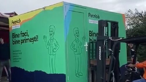 VIDEO Automatul "Petrică", pentru colectat deșeuri reciclabile, zace în depozitul Primăriei Focșani de 6 luni, pentru că nu i se găsește amplasament în oraș / În Cluj, un proiect similar le-a adus localnicilor 260.000 de călătorii gratuite pe transportul în comun