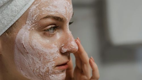 Cum să-ți exfoliezi corect pielea, potrivit Asociației Americane de Dermatologie