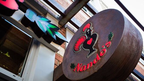 Nando's închide 45 de restaurante în Marea Britanie după ce a rămas fără pui. Fermele nu au suficienți angajați, iar 20% din șoferii de TIR din UK au plecat după Brexit