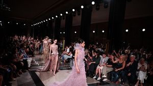 Elie Saab transformă haute couture într-un bal suprarealist pentru sezonul toamnă-iarnă 2026/2027 la Paris Haute Couture