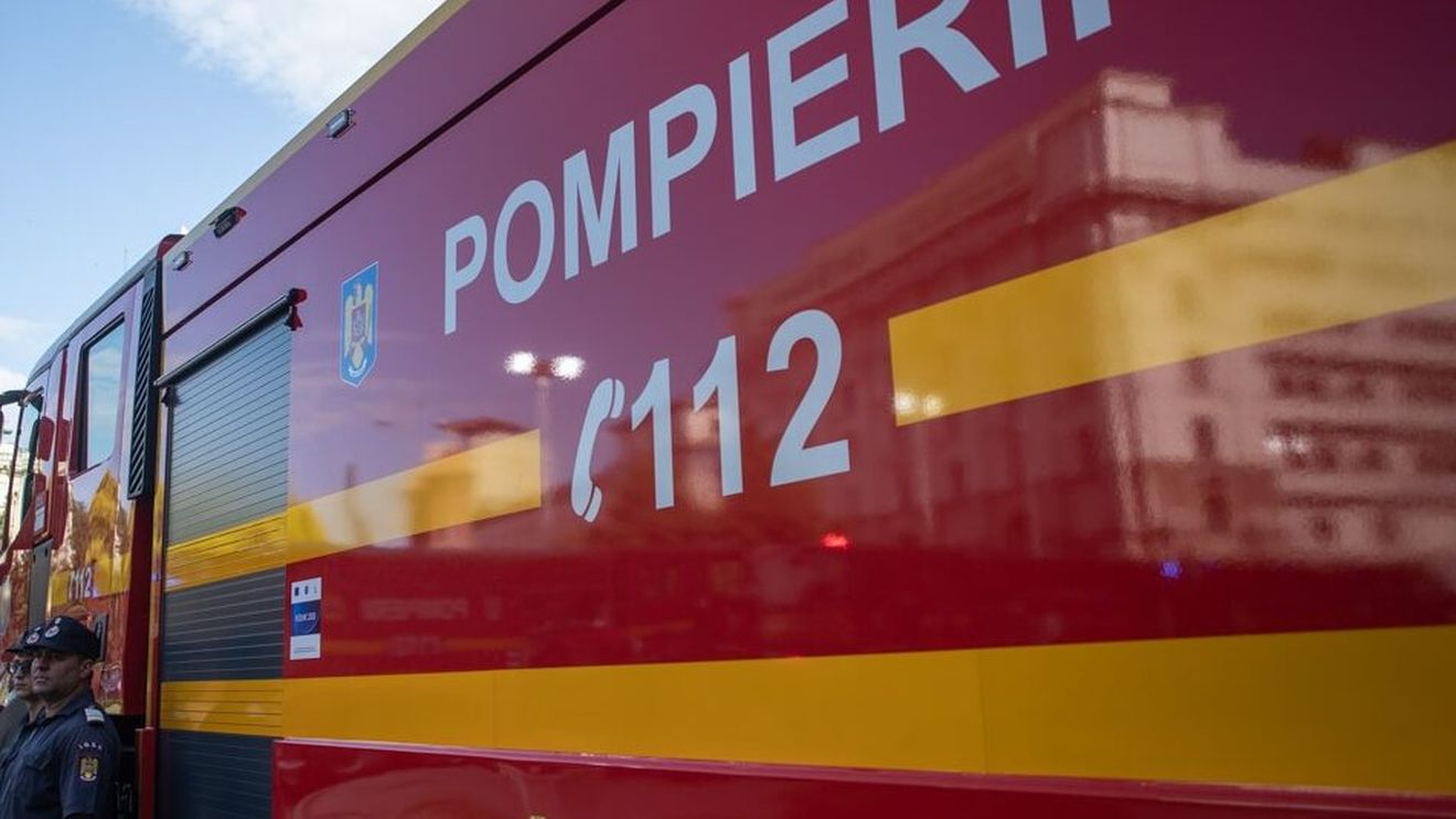 Acoperişul unui bloc din comuna clujeană Floreşti a luat foc