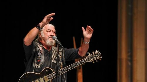 VIDEO Imagini de excepție cu Nicu Covaci în concert cu Phoenix: liderul unei întregi generații a rock-ului românesc