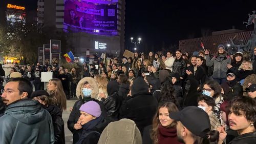 VIDEO Protest al studenților în fața Teatrului Național. Peste 500 de studenți scandează: „Călin Georgescu, noul Antonescu!” / “Ne-am săturat, de aia nu plecăm, lupta antifascistă noi o câștigăm”