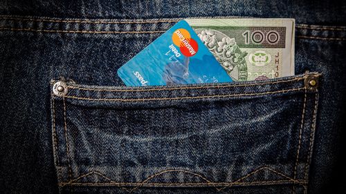 Peste jumătate dintre fraudele financiare implică utilizarea AI, susțin experții