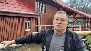 Restauratorul morii cu apă din Ibăneşti, Dumitru Suceava, a fost declarat Tezaur Uman Viu / Instalația tehnică țărănească pe care a restaurat-o a devenit o adevărată atracție turistică în zonă