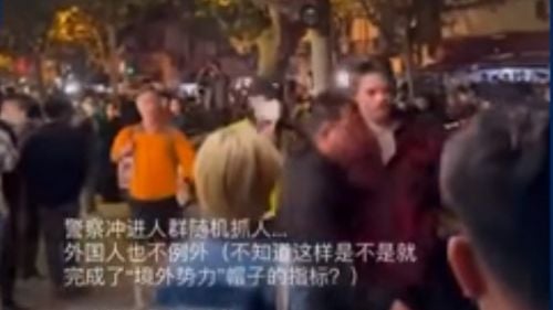 VIDEO BBC a anunțat că poliția chineză l-a agresat și reținut pe unul din jurnaliștii săi la protestul din Shanghai