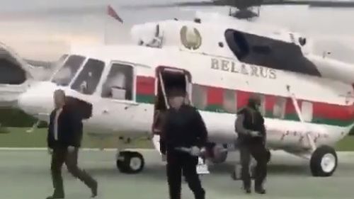 VIDEO Lukașenko, cu vestă antiglonț și un Kalașnikov în mână, într-o înregistrare video publicată de președinția din Belarus/ Momentul când președintele aterizează la reședința sa, la 2 kilometri de protestele masive