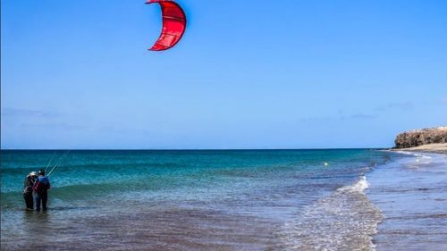 Un bărbat care practica Kitesurfing a murit înecat în mare, la Neptun