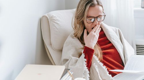 De ce căscăm? Nu are nicio legătură cu oxigenul — ci cu „răcirea” creierului