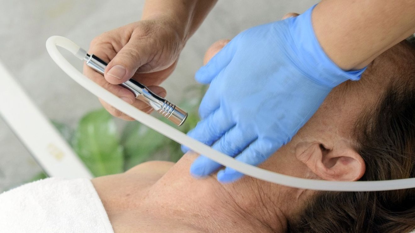 Clinică de înfrumusețare din București, amendată de ANPC pentru lipsa autorizației și produse expirate