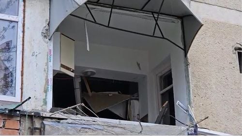 Explozie în Olt: 50 de persoane au fost evacuate dintr-un bloc de garsoniere / O fetiță de 4 ani și o femeie au suferit arsuri pe față și mâini, două persoane au făcut atacuri de panică / Plan roșu de intervenție, a fost trimis elicopterul SMURD