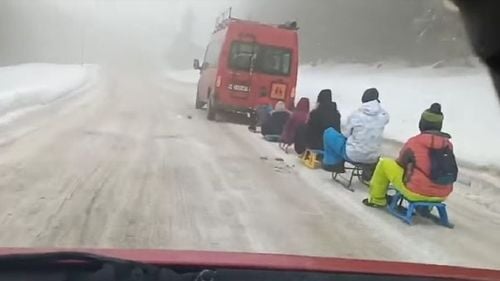 UPDATE VIDEO Un microbuz înmatriculat în Hunedoara, filmat în timp ce trăgea șase sănii cu copii și adolescenți/ Șoferul a fost identificat și va fi amendat/ Copiii trași cu sania erau ai șoferului și ai unor prieteni de familie