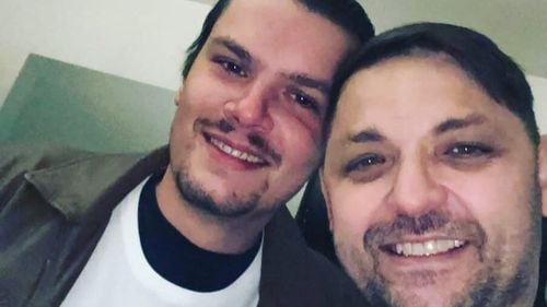 Sfidare totală din partea lui Mario Iorgulescu, fiul milionarului Gino Iorgulescu: fugit în Italia pe motiv de boală după ce a ucis un tânăr cu mașina, el s-a fotografiat cu un interlop fugar condamnat definitiv