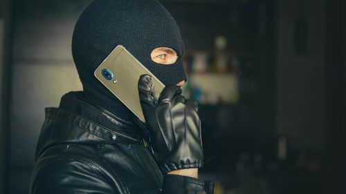 Un sucevean s-a trezit fără niciun ban și cu un credit la bancă de 37.800 lei după ce a sunat la un număr de pe Facebook