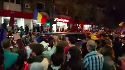 VIDEO Comandantul operațiunilor Jandarmeriei din Piața Victoriei susține, la fel ca Paraschiv, că în zona Springtime polițiștii au fost atacați de protestatari. Imaginile dovedesc contrariul