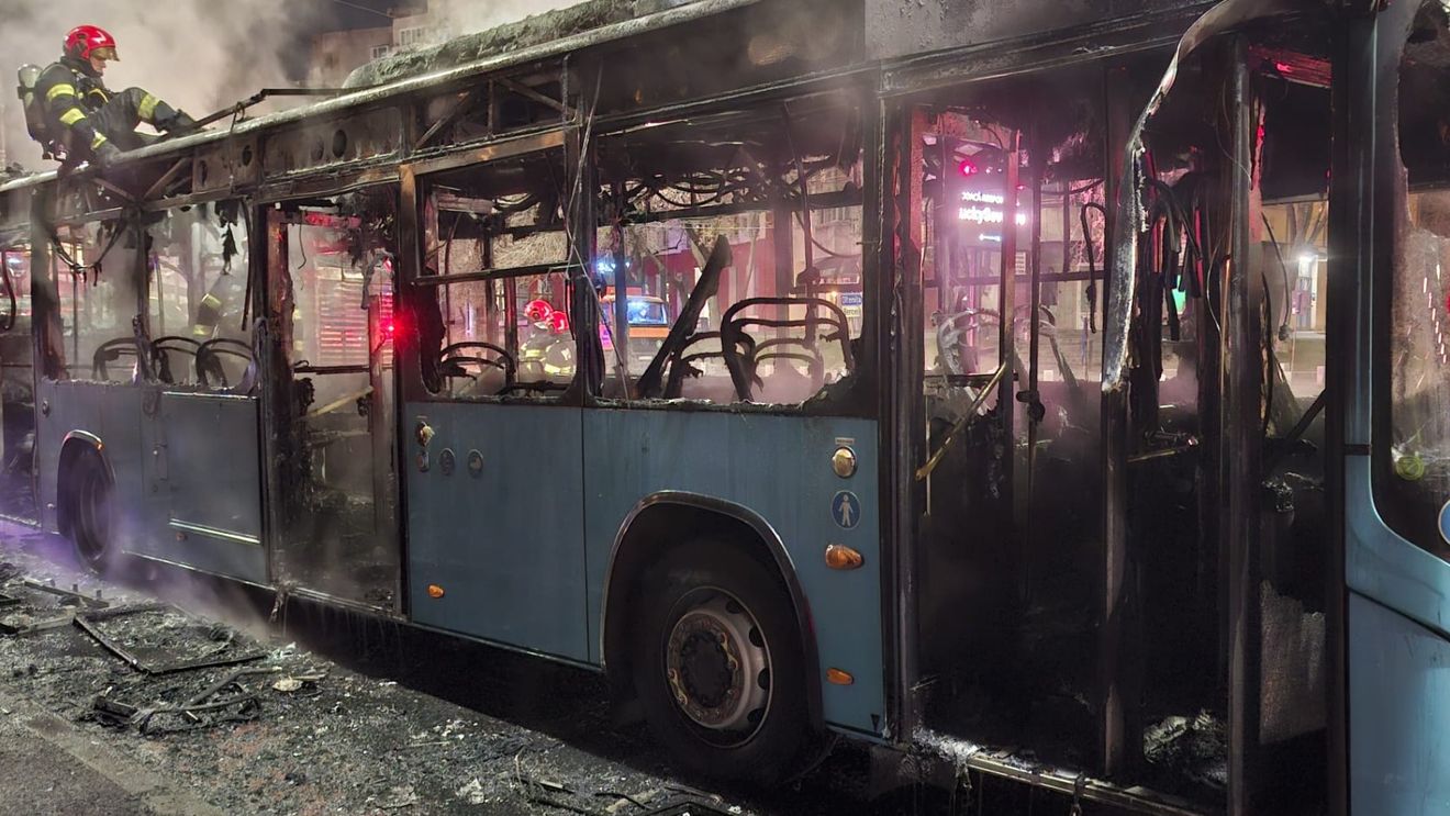 UPDATE VIDEO Un autobuz Otokar a luat foc în Capitală, la intersecția Calea Văcărești cu Mihai Bravu (galerie foto)