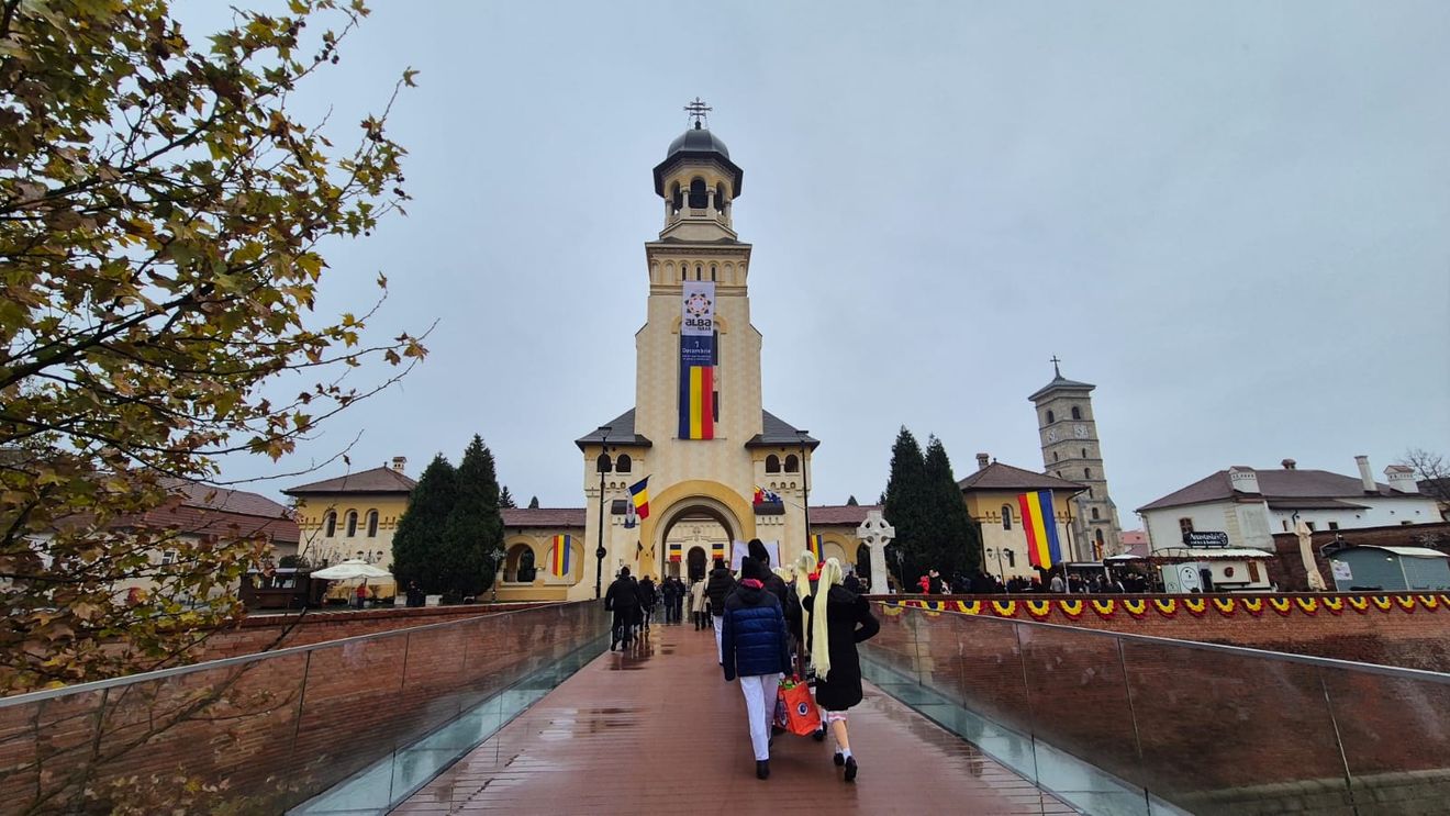 1 Decembrie complicat pentru autorități, la Alba Iulia: Georgescu, Simion și Șoșoacă și-au chemat susținătorii în oraș, unde se va afla și premierul Bolojan. Mobilizare masivă a forțelor de ordine