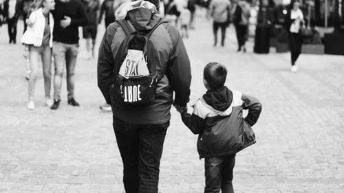 Temele pentru vacanță: De la copiii îngropați în teme și activități extracurriculare, la copiii abandonați în seama after school-ului – Scrisoarea unui părinte