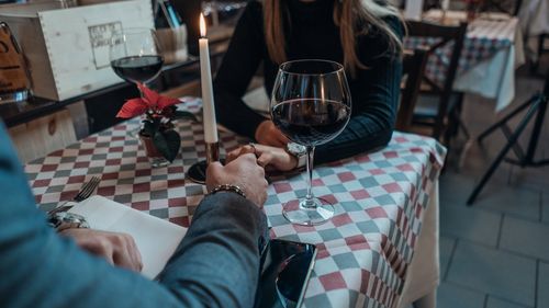 Aplicație de dating pentru extremiștii de dreapta din Franța: Droite au Coeur sau cum să-ți dai întâlnire ”ca să faci copii albi” și întoarcerea la ”femeia casnică din anii '50”