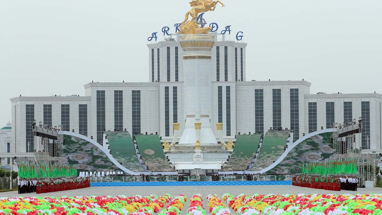 Turkmenistanul a construit un oraș alb și numai cu clădiri de șapte etaje, dedicat liderului autoritar al țării