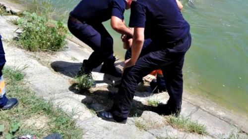 Lecție de curaj la Sibiu: Un băiat de 14 ani şi-a rupt ghipsul de pe mână pentru a intra în apă să-și ajute prietenul care era în pericol de înec