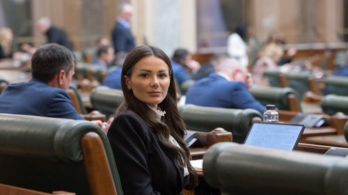 Femeia care a bătut-o cu ranga pe senatoarea Valentina Aldea, fostă membră POT, trimisă în judecată. E acuzată de lovire și distrugere