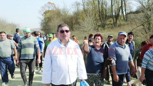 VIDEO Revolta oltenilor în fața pestei porcine: Oamenii au făcut zid la intrarea în sat şi au interzis accesul autorităţilor în curţile lor / „Nu vă las să îmi luaţi bucătura de la gură!“