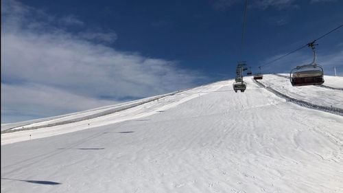 Domeniul schiabil al staţiunii Sinaia, închis din cauza vântului puternic. Vineri, turiştii au putut urca doar până la cota 1400 din Bucegi - FOTO